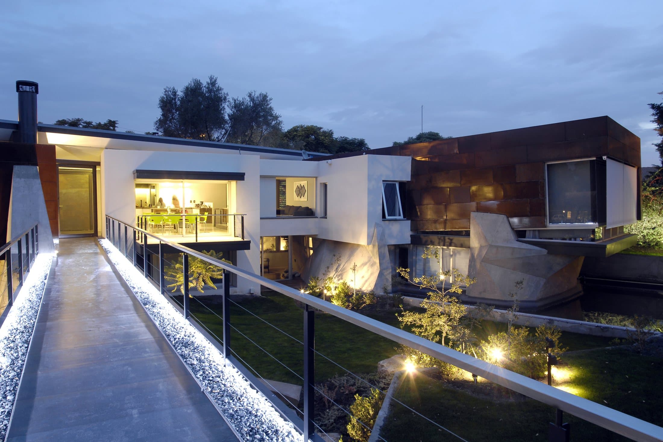 Casa construida por AISA en Club de Campo, al atardecer